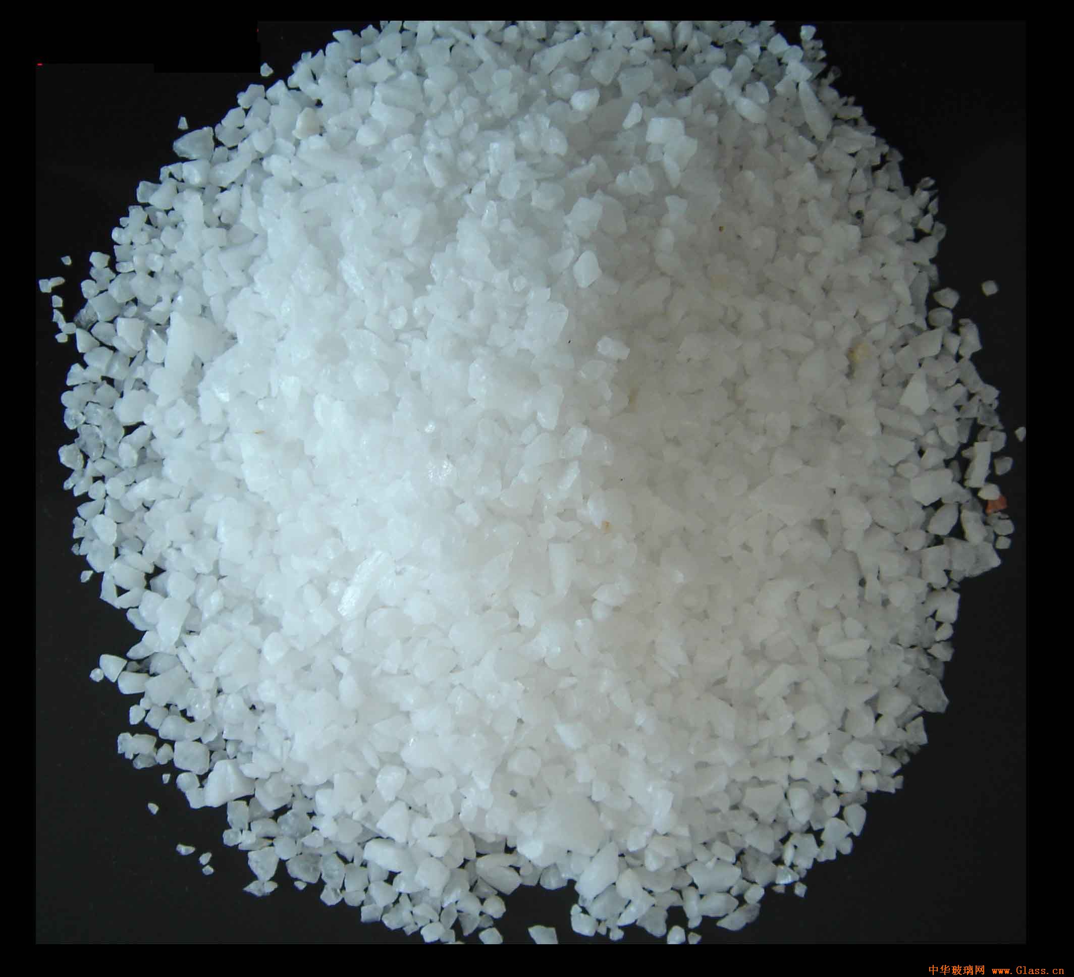 石英砂是石英石經破碎加工而成的石英顆粒，石英石是一種非金屬礦物質，是一種堅硬、耐磨、化學性能穩定的硅酸鹽礦物，其主要礦物成分是SiO2。